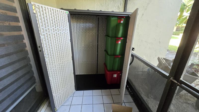 Fits 12 storage containers