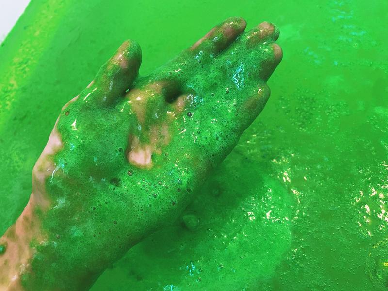 シェイプシフティングスライム ジェリーボムパウダー グリーン | LUSH