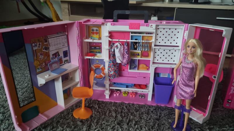 Vends dressing Barbie avec vêtements et accessoires sur Gens de Confiance