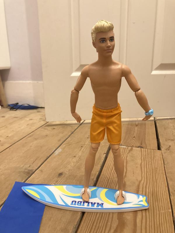 Barbie– Plage – Poupée brunette articulée, planche de surf et