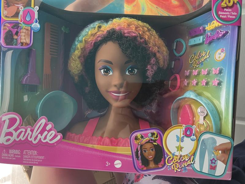 Barbie Tête à Coiffer brune frisée avec mèches arc-en-ciel, HMD79