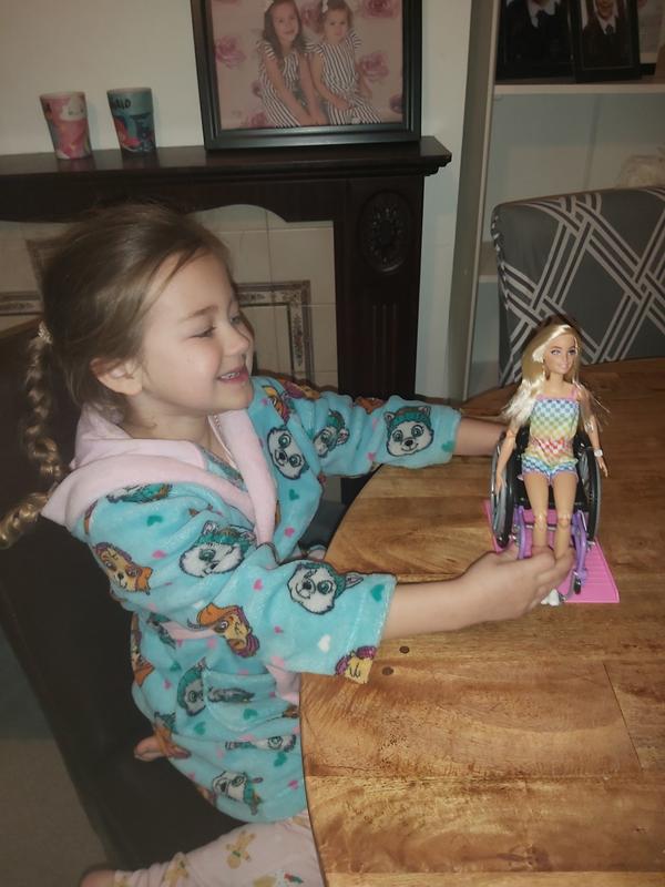 Barbie Fashionista avec fauteuil roulant