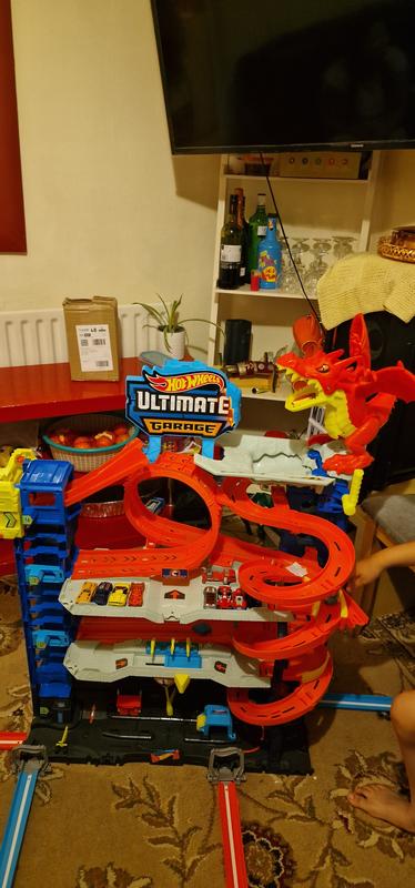 Hot Wheels Mega Trasportatore con Rimorchio Playset con 6 Livelli E