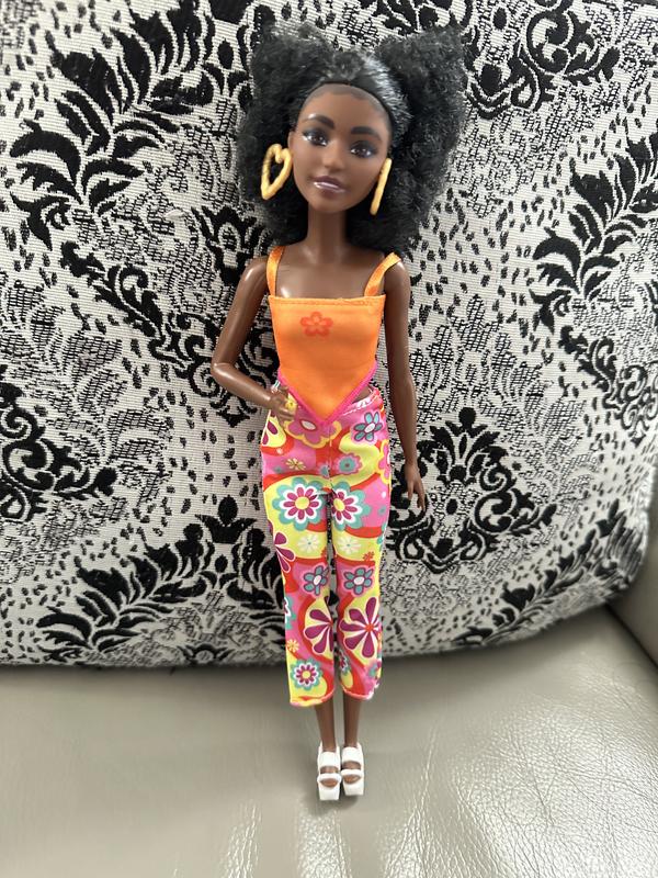 Barbie Fashionistas Poupée #198 avec petit corps, cheveux noirs bouclés,  vêtements floraux rétro et accessoires : : Jeux et Jouets