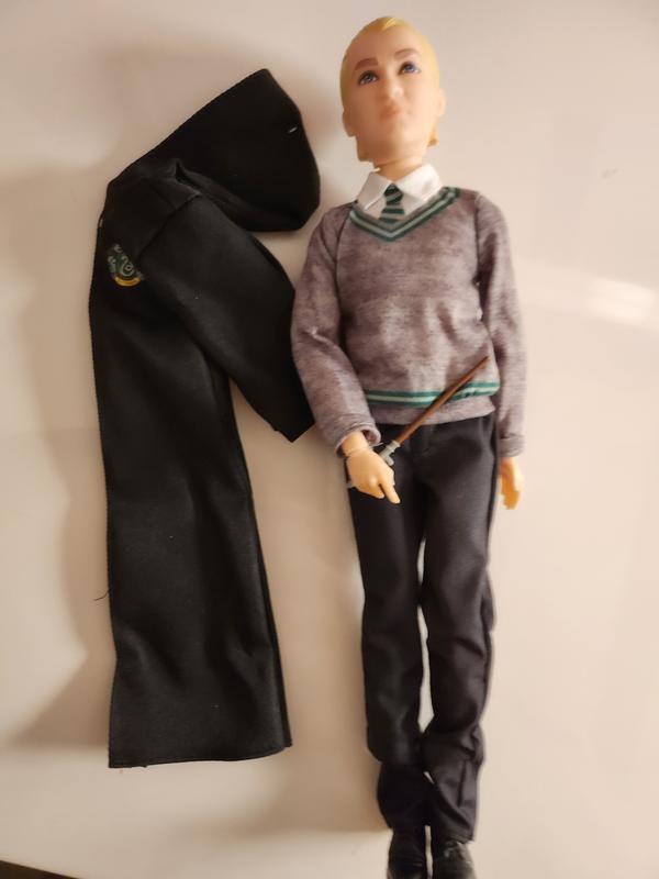 Mattel HMF35 Harry Potter - Draco Malfoy con uniforme di Hogwarts Casa  Serpeverde e la sua bacchetta