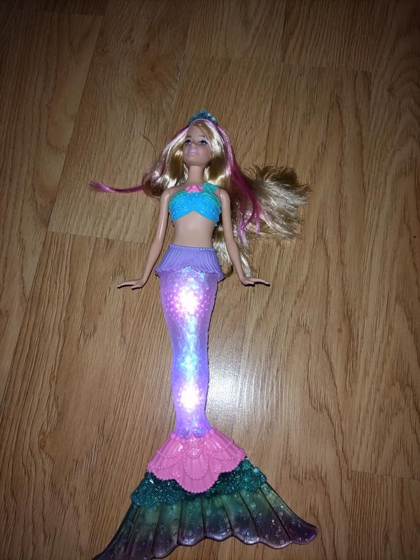 Barbie Dreamtopia poupée sirène lumière et danse aquatique dans l'eau  arc-en-ciel blonde Couleurs et Lumières