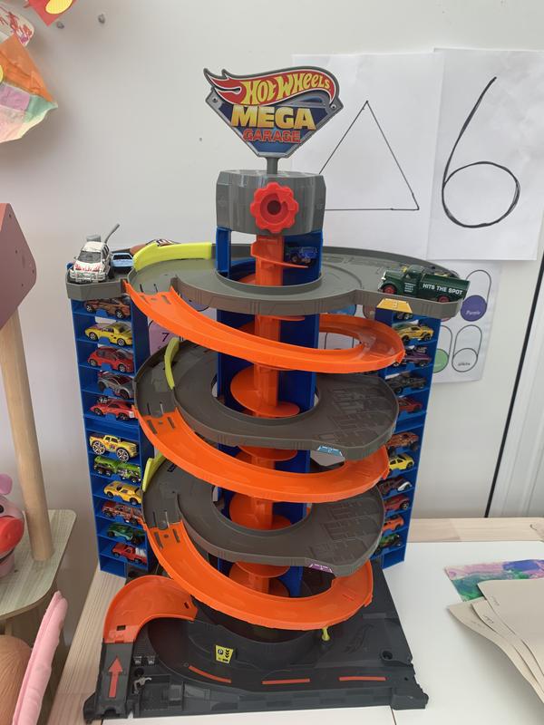 Playset Hot Wheels City Mega Garage Twist con 1 veicolo, per bambini e  bambine dai 4 anni in su, GTT95