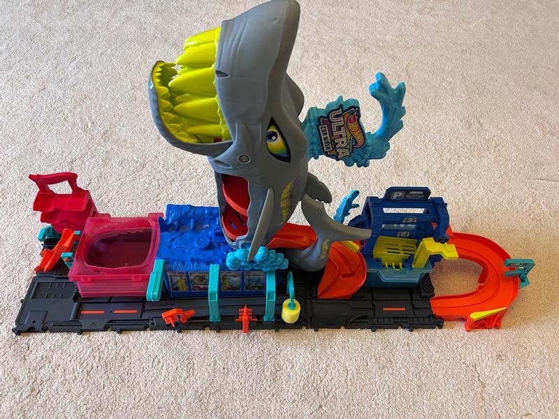 Hot Wheels City Ultra Shark Car Wash with Color Reveal Toy Car in