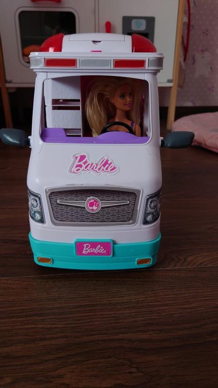 Barbie Ambulanza, veicolo e playset clinica, 20+ accessori, HKT79