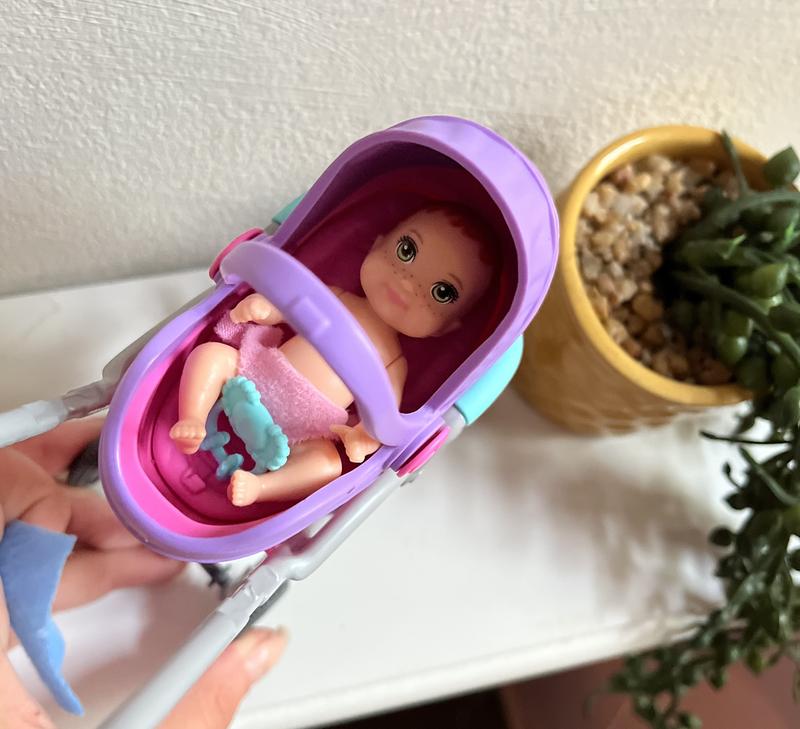 Barbie Coffret Barbie Skipper Baby-Sitter avec Poupée Skipper Brune,  Poussette, Poupée Bébé et 5 Accessoires Jouet Enfant, Dès 3 ans, GXT34