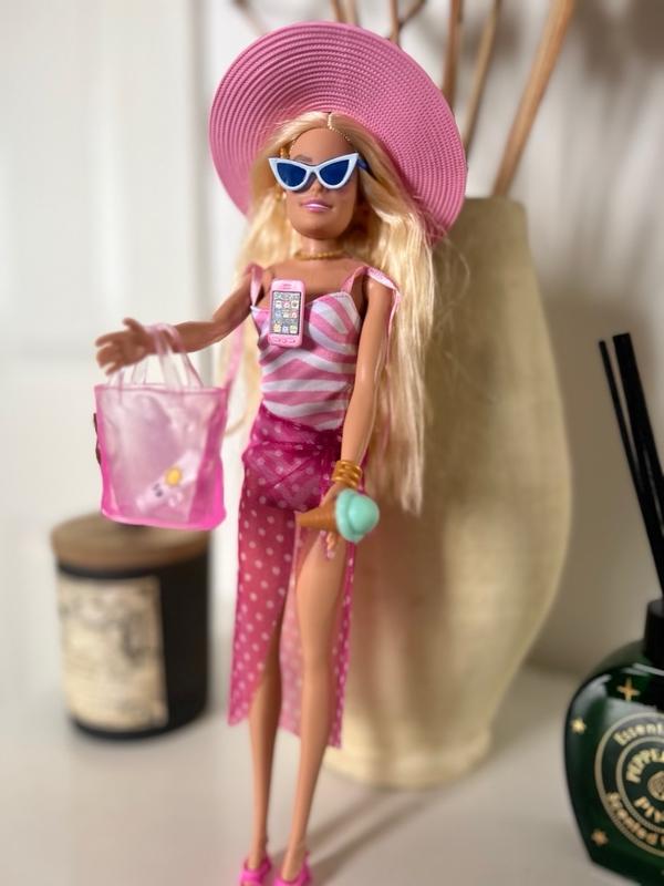 Barbie Movie - Barbie bambola bionda con costume da bagno rosa e bianco,  cappello da sole, tote bag e accessori da spiaggia - Barbie - Bambole  Fashion - Giocattoli
