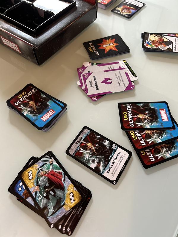 UNO Ultimate Marvel Gioco di carte con 4 carte laminate da collezione:  Black Panther, Captain Marvel, Iron Man e Thor, HWX08