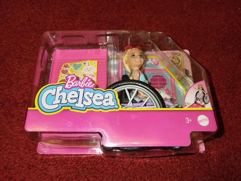 Barbie poupée mannequin Chelsea et son fauteuil roulant, Commandez  facilement en ligne