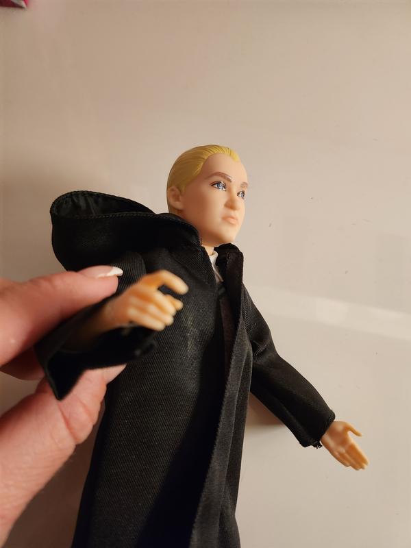 Mattel HMF35 Harry Potter - Draco Malfoy con uniforme di Hogwarts Casa  Serpeverde e la sua bacchetta