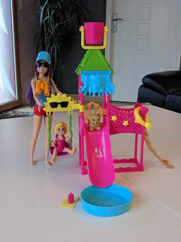 Barbie - Skipper Primi Lavori, bambola, postazione per piercing con  strumento, 10 paia di orecchini e 5+ accessori aggiuntivi, giocattolo per  bambini