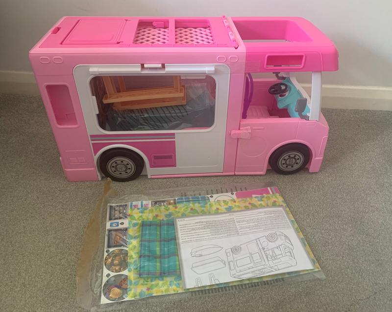 Barbie Camping-Car De Rêve 3-En-1, Entièrement Meublé Avec Piscine, Pick-Up  4 Places, Et Bateau, Plus de 60 Accessoires Inclus, Un Camping-Car Barbie,  Jouet pour Enfant de 3 ans et Plus, GHL93 