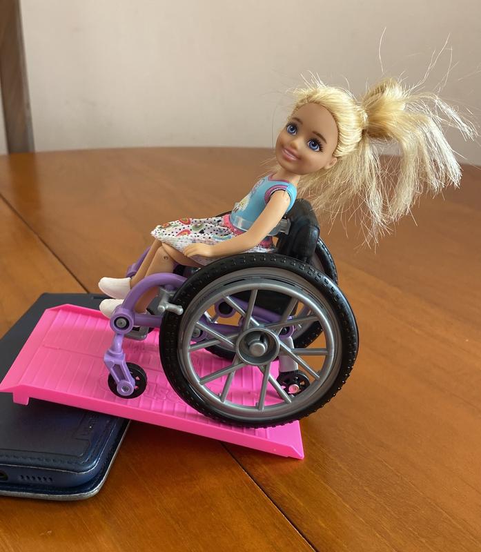 Fauteuil roulant blond et rampe de chaise de roue de Barbie