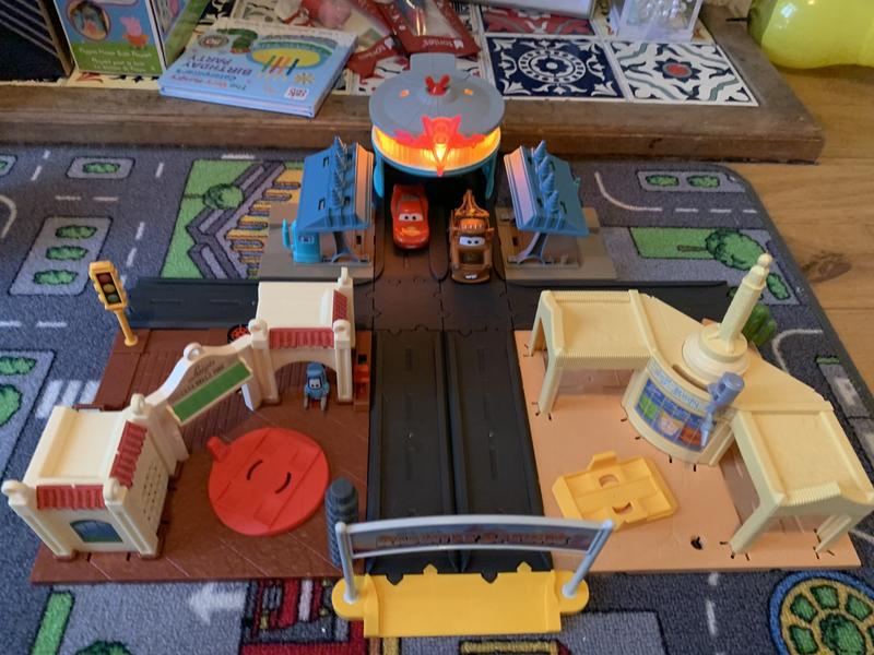 Jouet Disney Pixar Cars On The Road Coffret Visite à Radiator Springs –