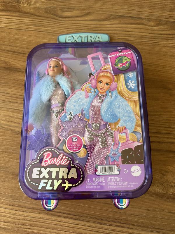 Barbie Extra Fly Bambola viaggiatrice con look a tema neve, HPB16