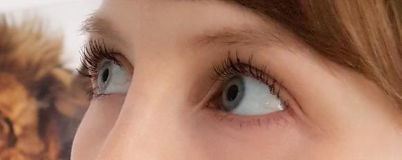 Fluffy Mascara aufgetragen