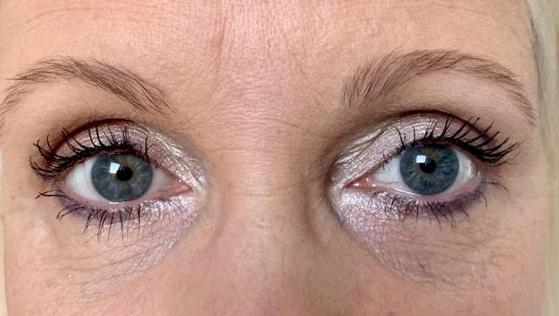 Meine Augen mit der Mascara geschminkt