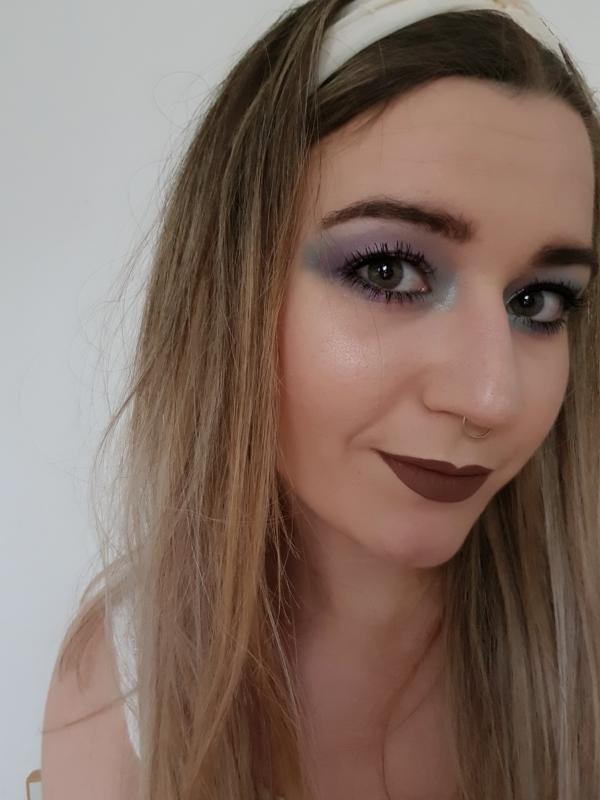 Maquillaje en tonos fríos con pestañas de infarto solamente usando Lash Sensational
