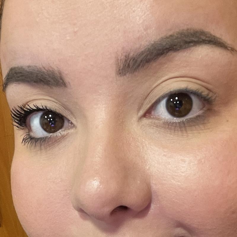 Comparación un ojo sin máscara y otro con dos capas de producto