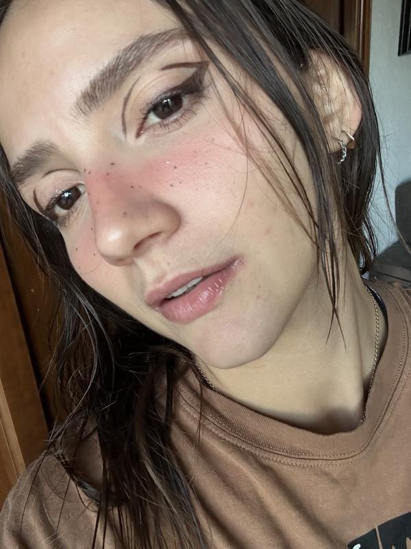Pecas falsas con el eyeliner marrón.