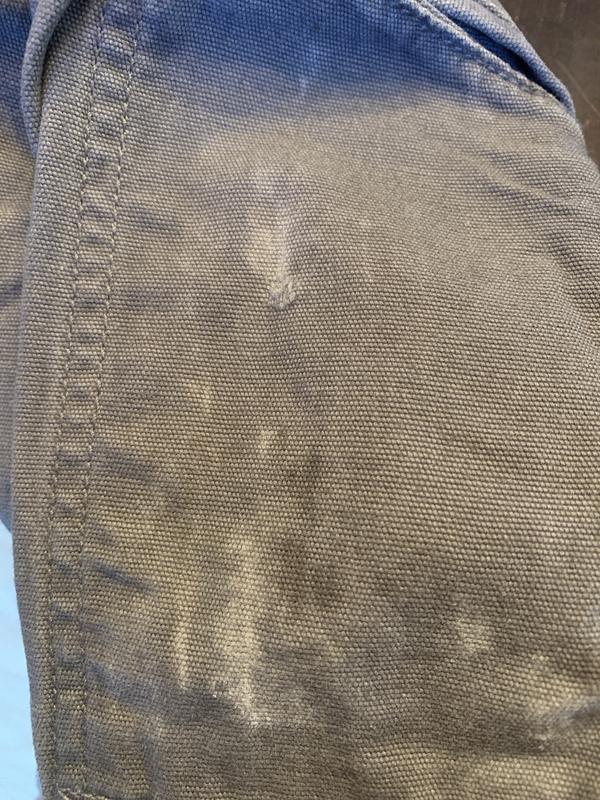 Side pocket on right leg