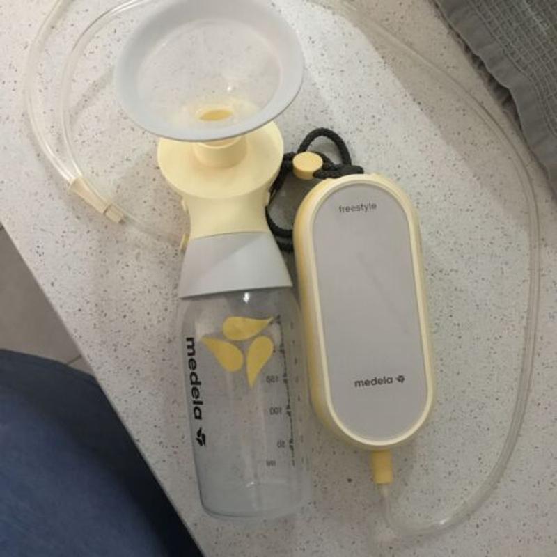 Medela Electric Milk Pump Freestyle Flex, for More Milk in less Time, Ultra  Light, Includes 4x (Breast Shield, Bottles), 1 x Cooling and Carry Bag