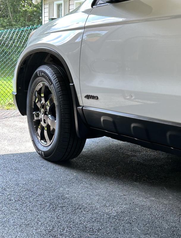 Pneus sur jantes refaites.