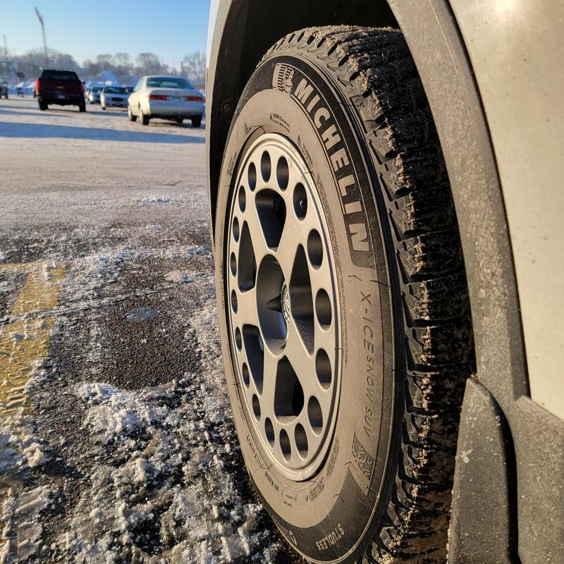 Michelin Brosse à neige robuste de 63,5 cm avec grattoir à glace, bleu  jaune gris, tige en aluminium léger, poignée ergonomique avec prise en main