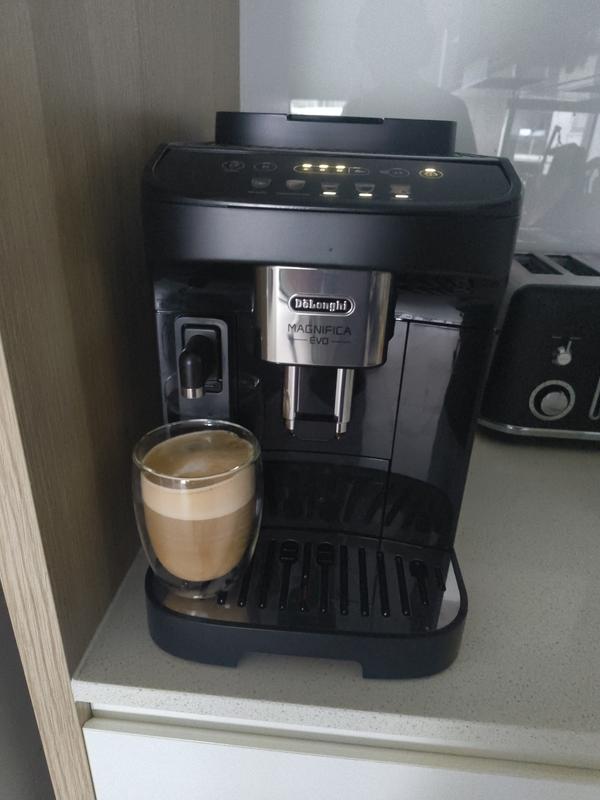 De'Longhi Magnifica Evo Fully Automatic Coffee Machine in Black