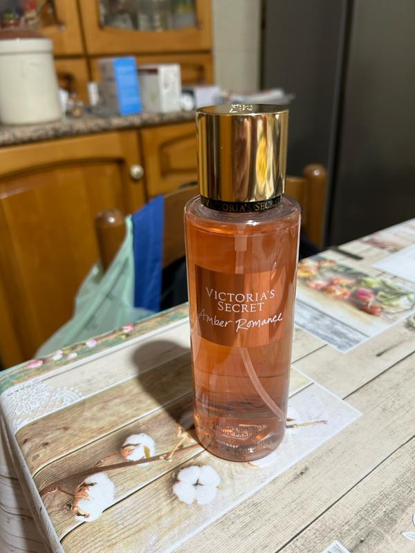 Victoria's Secret AMBER ROMANCE Refreshing Body Mist 250mL/8.4 FL OZ :  Amazon.it: Libri