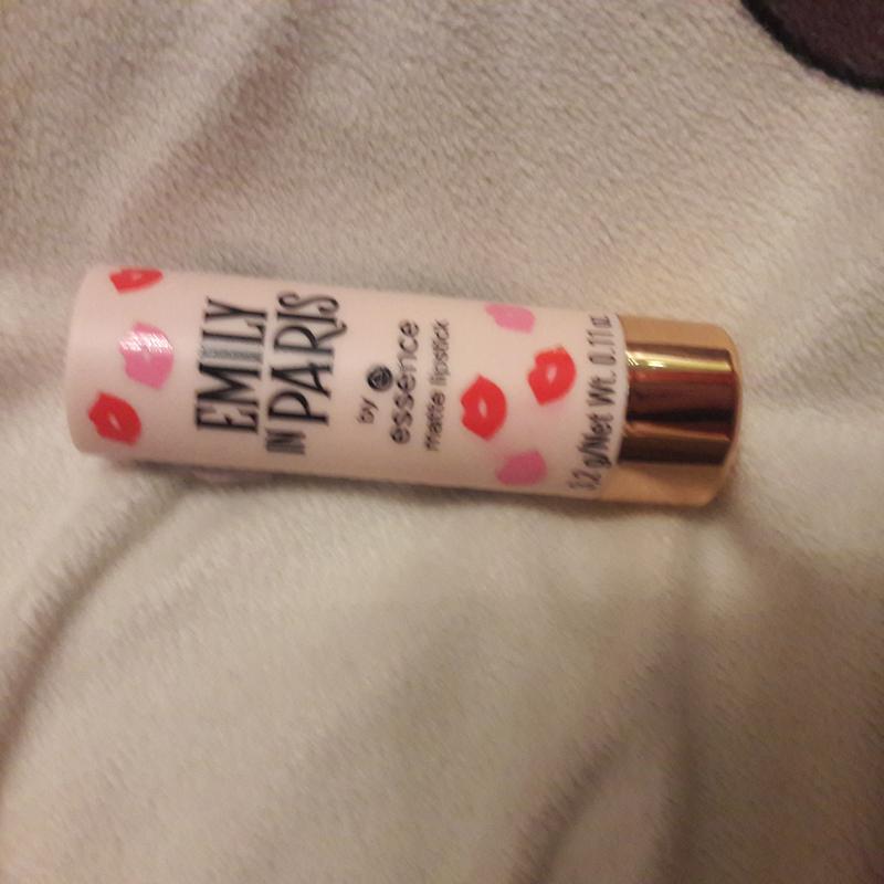 Paris lipstick lèvres g in Rouge matte essence 3.2 à Emily - | - Rouge