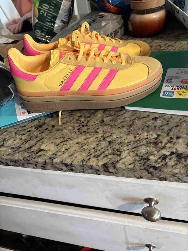 Adidas defect product.. 1.5-2 sizes too big!!