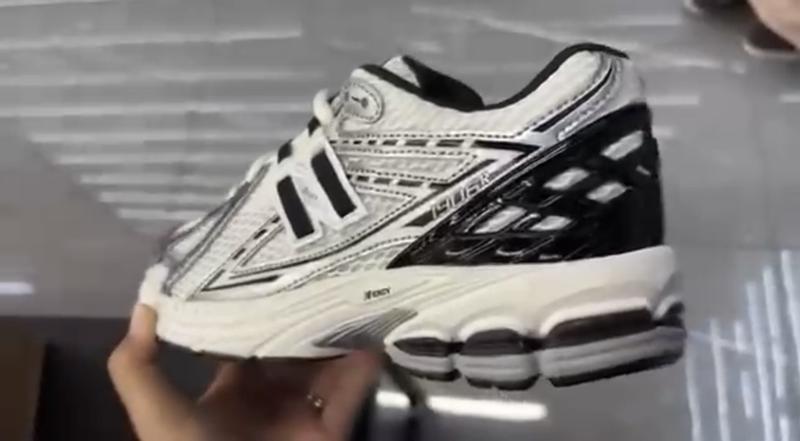 あーる New Balance 1906 unisex sneakers in white and silver | ASOS