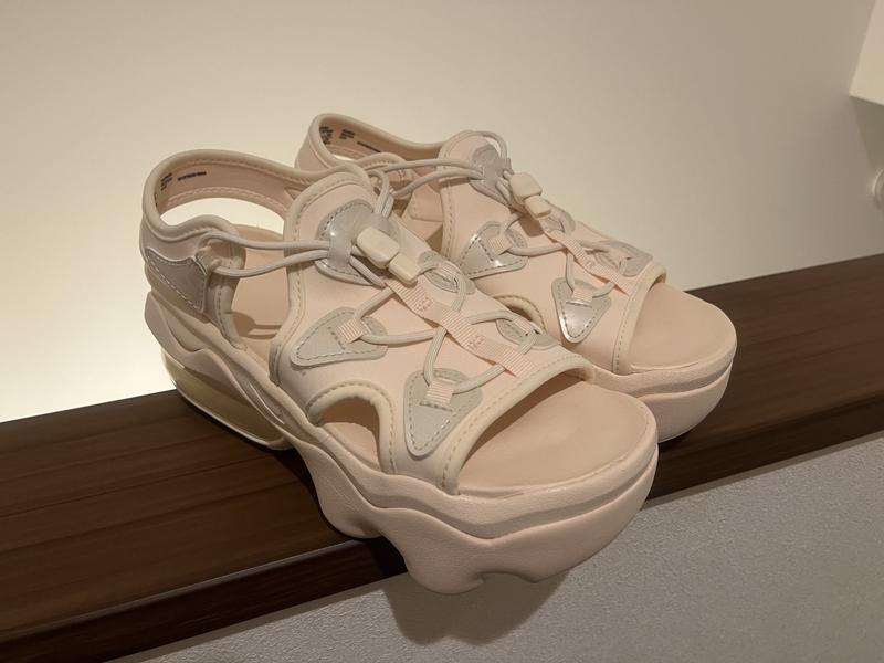 NIKE WMNS AIR MAX KOKO SANDAL WHITE/PHOTON DUST-MTLC