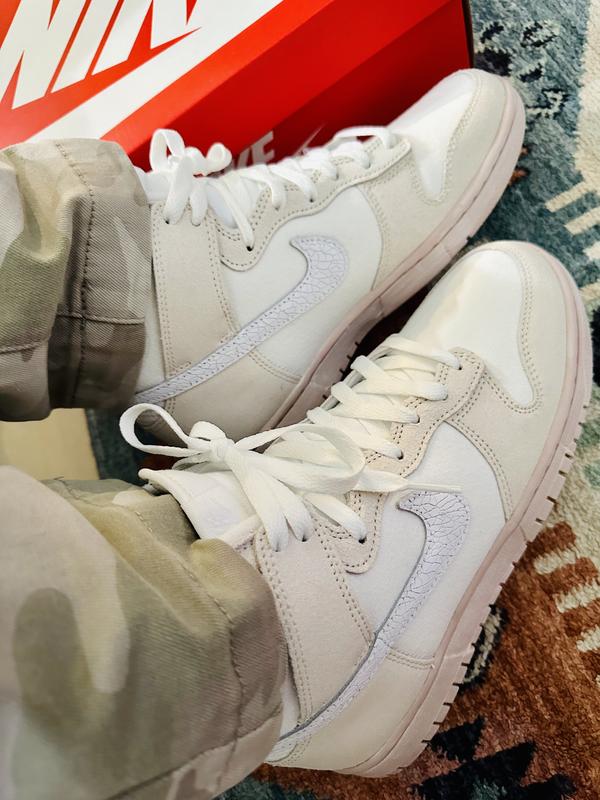 Nike Dunk High Retro EMB sneakers in white and pink | ASOS