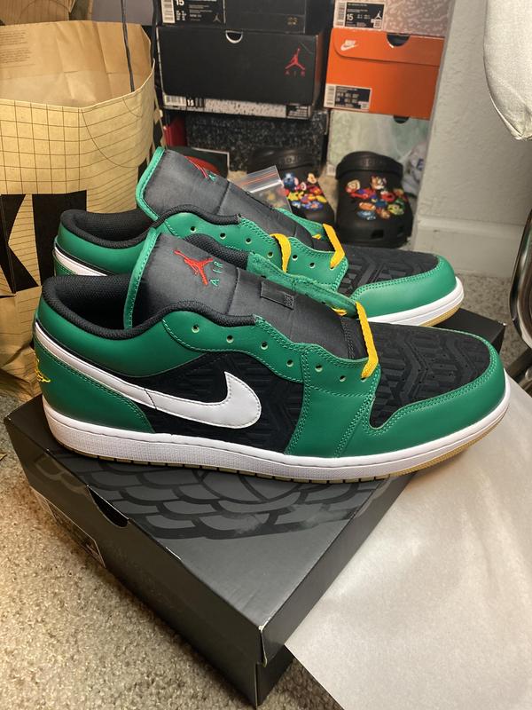 Air Jordan 1 Low SE trainers in malachite/black | ASOS