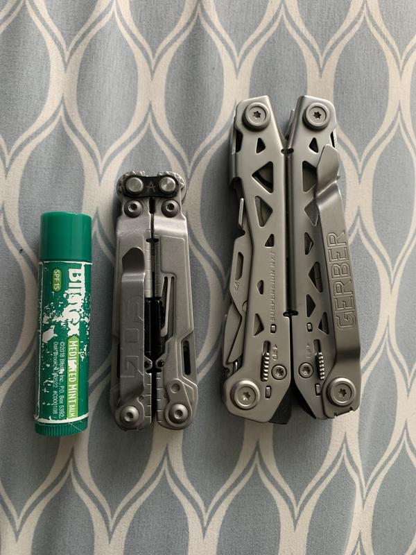 SOG in the middle. Pretty compact! If it had a decent flathead I could ditch the Gerber Suspension NXT.