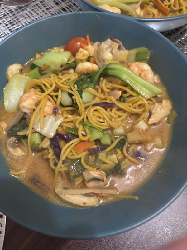 Ramen noodles with chicken and prawns