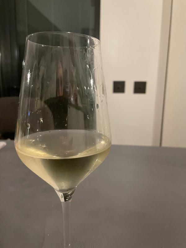 Less sharp then Sauvignon Blanc