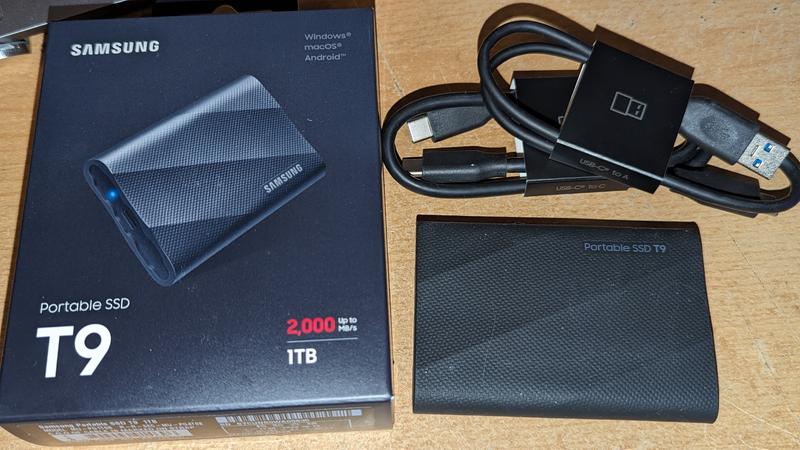 Зовнішній SSD накопичувач Samsung T9 1ТБ USB 3.2 Gen 2x2 (MU