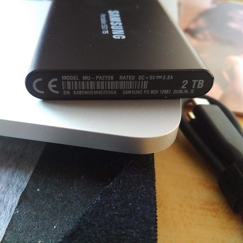 Зовнішній SSD накопичувач Samsung T5 2TB Black (MU-PA2T0B/WW
