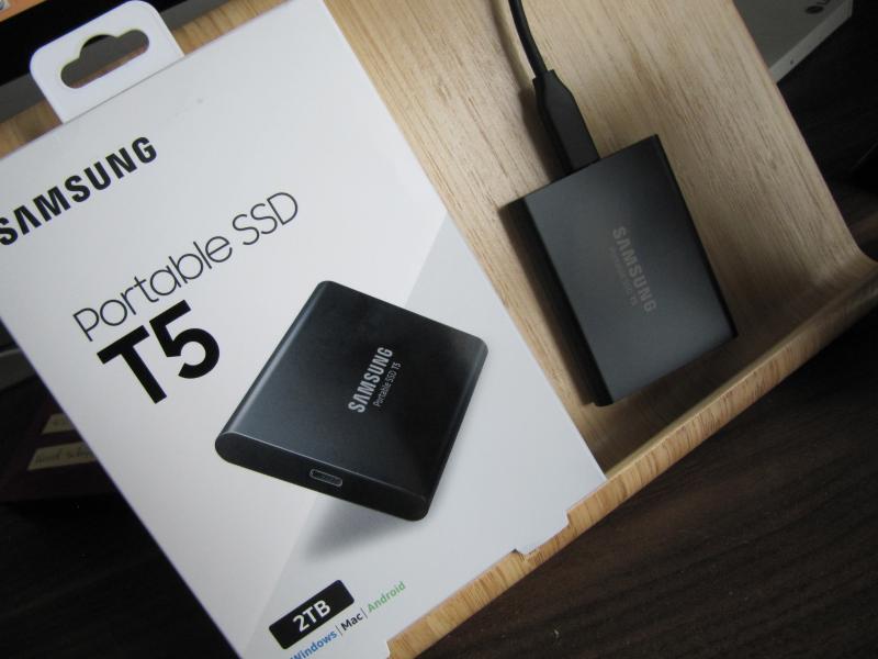 Зовнішній SSD накопичувач Samsung T5 2TB Black (MU-PA2T0B/WW