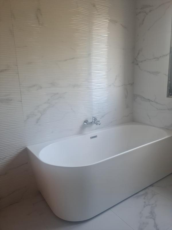 Coin Joyee amant acrylique blanc sexy tremper un bain à remous de bain  baignoire avec bande de lumière LED intérieure - Chine Un bain à remous  bain, baignoire de massage à l'acrylique