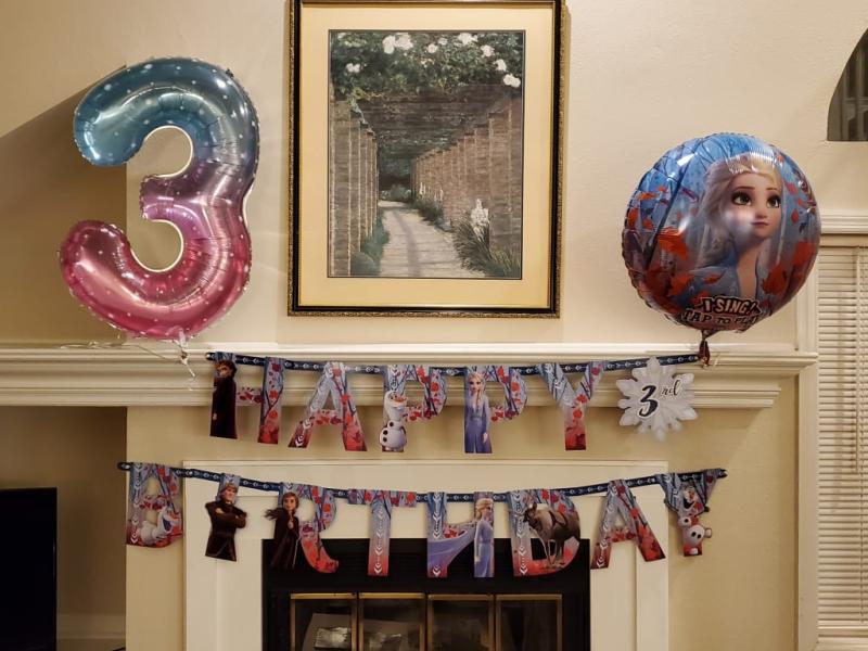 Singing ballon to the right