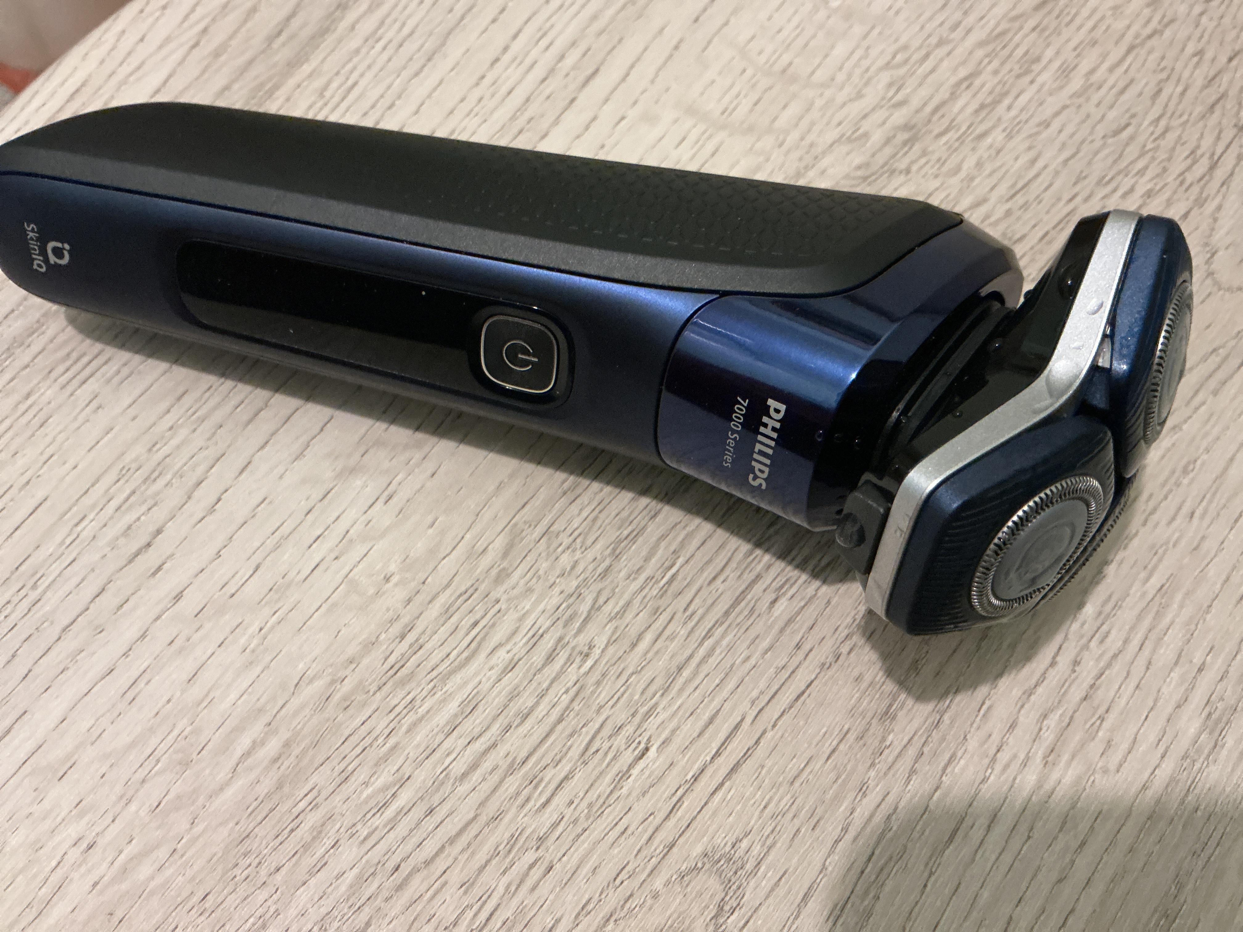 Shaver series 7000 Wet and Dry electric shaver S7886/35 | Philips