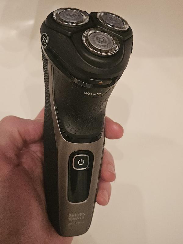 Shaver series 3000 Wet or Dry electric shaver S3122/50